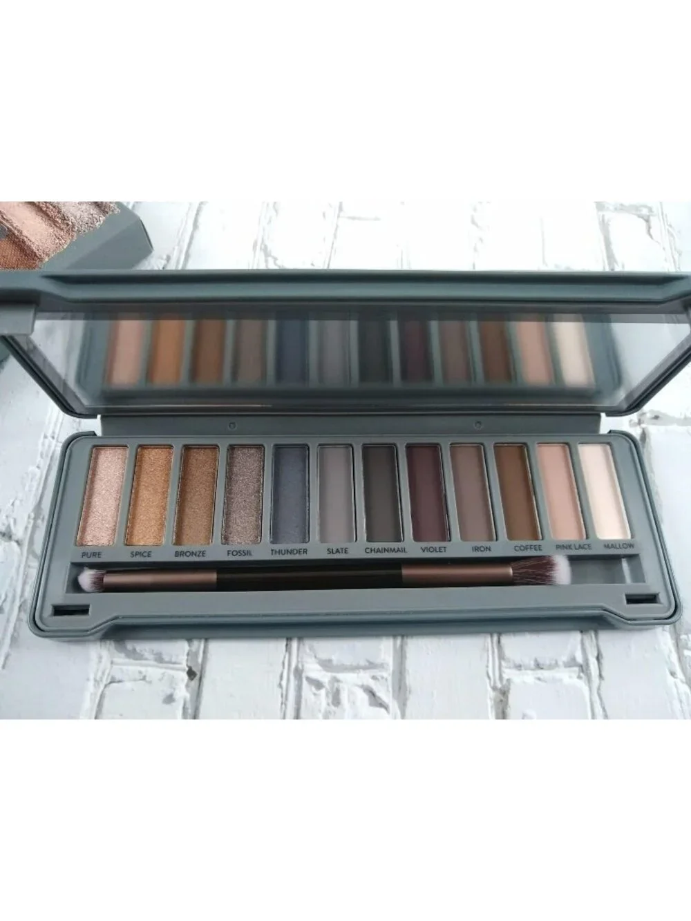 Lacura Smoky Eyeshadow Palette With 12 Shades & Brush For Bold & Neutral Looks